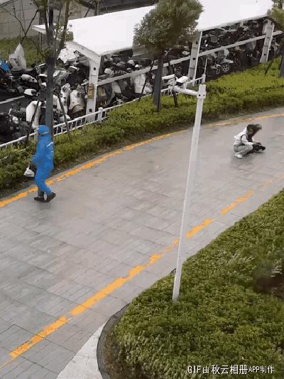 他本可以一走了之，但是选择了转身！女孩狂风中被困难以前行，外卖小哥将她拉起，护送