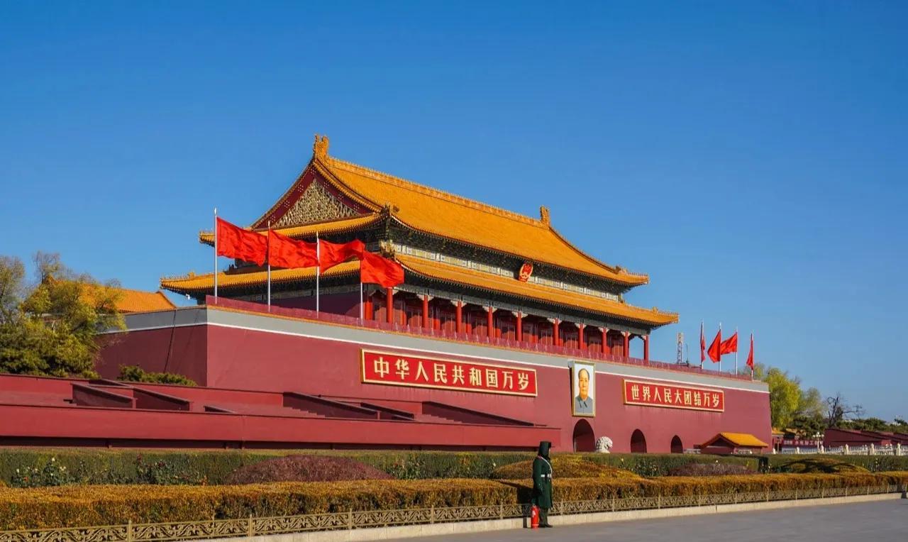 天安门于高大之砖台上建木殿九间，其砖台则贯以筒形券五道。砖台全部涂丹，下为白石须