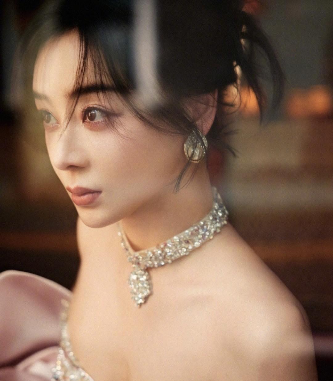 #我的宝藏兴趣# 乍一看还以为是梅婷呢，有时候长相变化很神奇，袁姗姗竟然越来越像