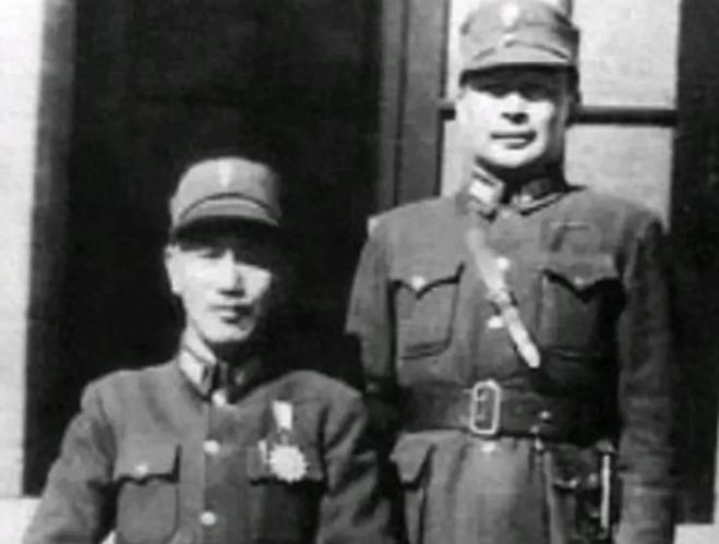 1949年11月30日夜，蒋介石乘坐的飞机抵达成都凤凰山机场1949年11月30