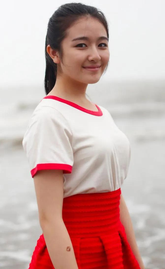 李兰迪泳装照引爆初夏：健康美学破圈进行时
2025年立夏当日，李兰迪在巴厘岛拍摄
