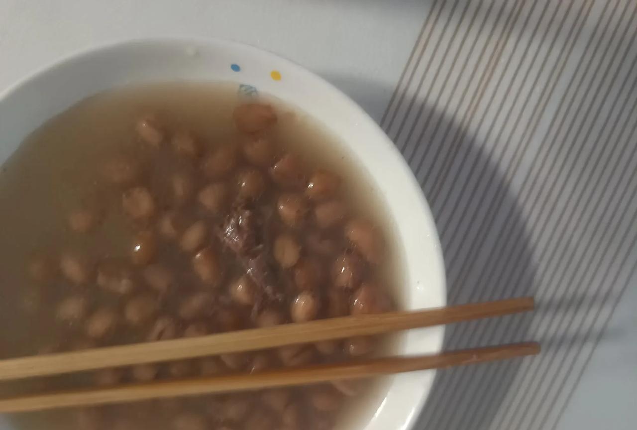 今天我在收媳妇的旁边。我在瘦西湖东门儿，我看到一个骑行者举着一个大牌子，上面写着