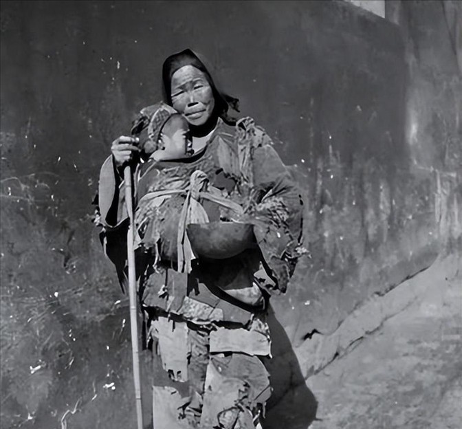 1949年，一个女乞丐声称要见县委书记，门口的卫兵以为她是疯子，准备轰走时，女乞