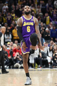 作为老詹球迷没见过老詹这种状态，或许真该退役了
刀久了不用就生锈，给东契奇让位正