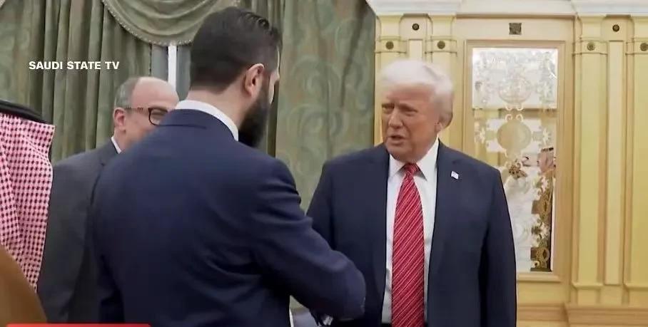 美国总统特朗普会见叙利亚恐怖主义政权匪首朱拉尼。
要知道，朱拉尼可是被美国高额悬