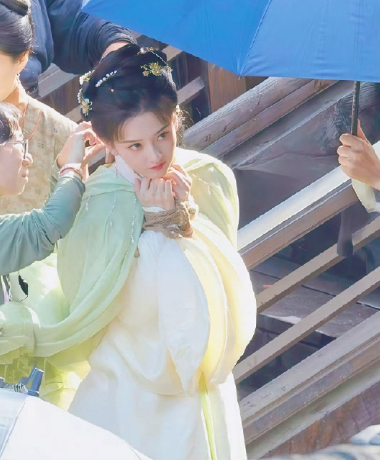 女主长这样还要啥萝卜白菜 ​​​
