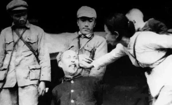 1949年，军区政委陈正人来到北京，毛主席和他聊完工作，忽然对他说：正人，你回去