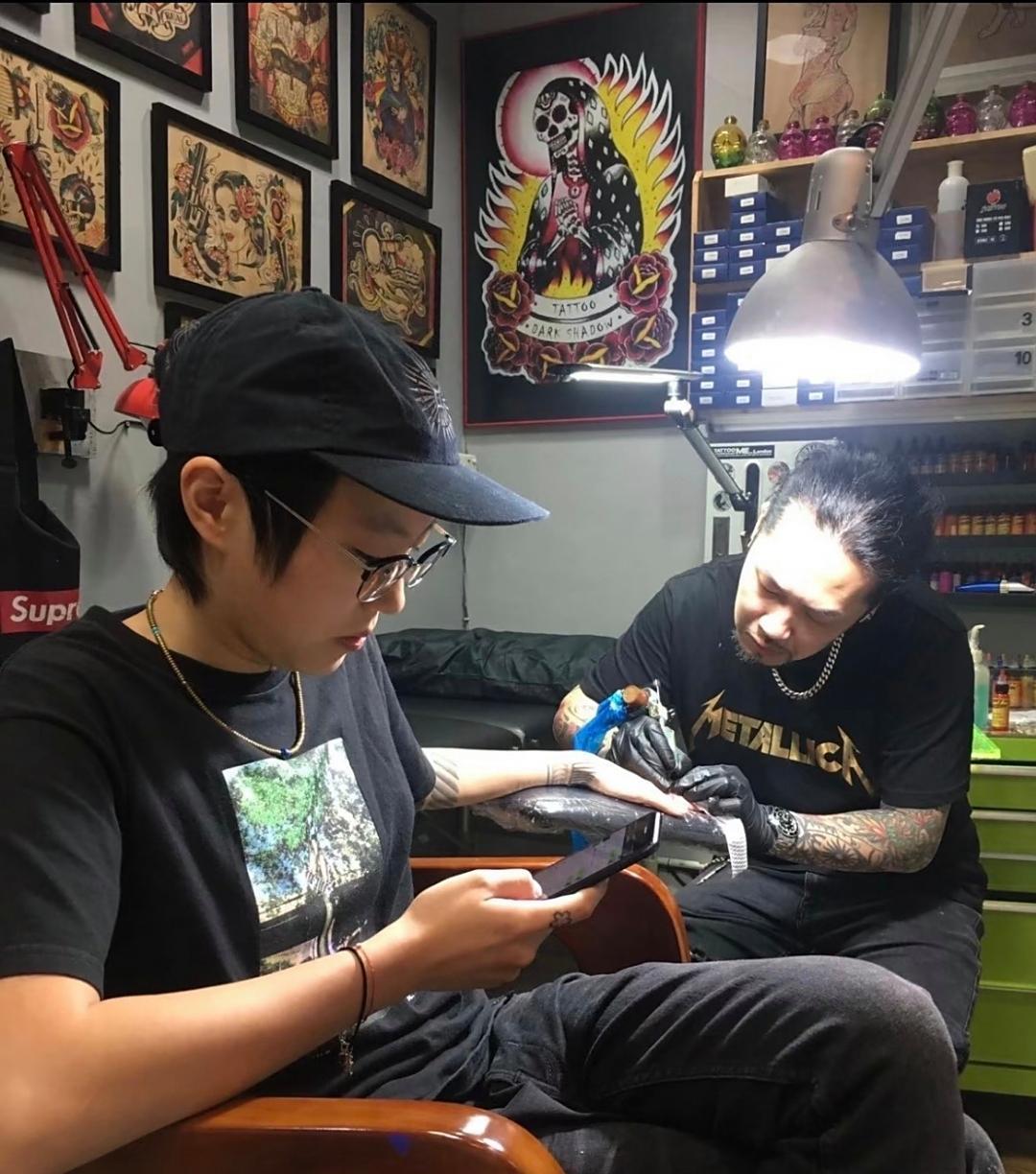 王菲女儿窦靖童去纹身，她的形象太有个性了，看起来像不良少女，没有妈妈王菲的气质！