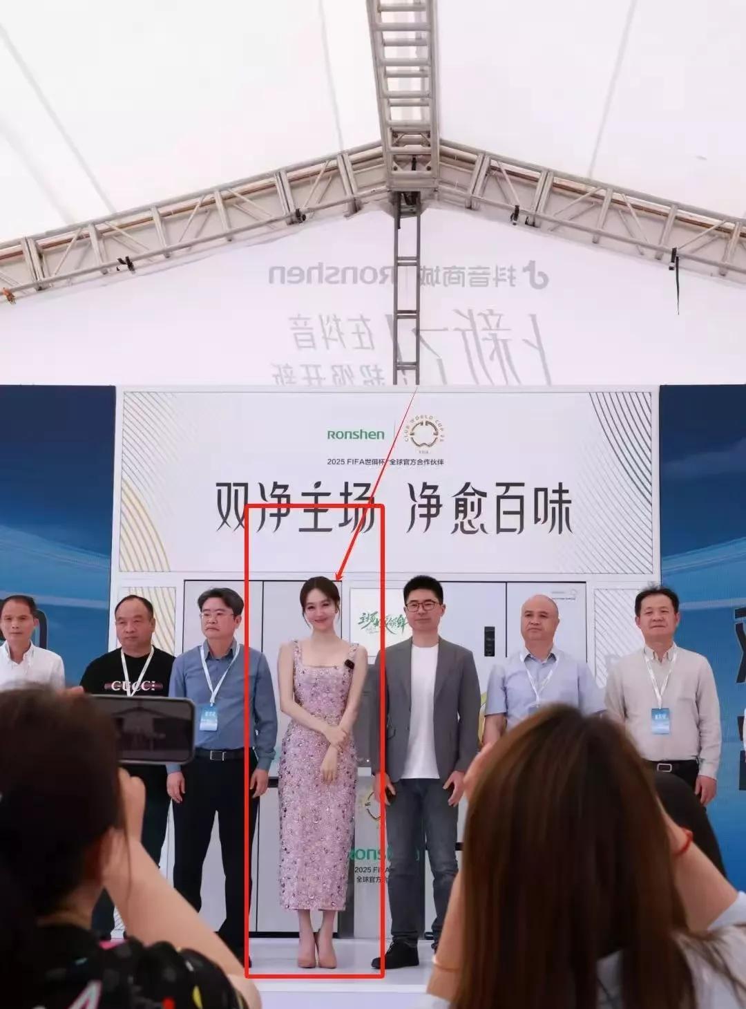 姜妍现身长沙卖冰箱，穿玫瑰粉长裙白到发光，瘦而不柴腰臀比绝了
4月13日，长沙某
