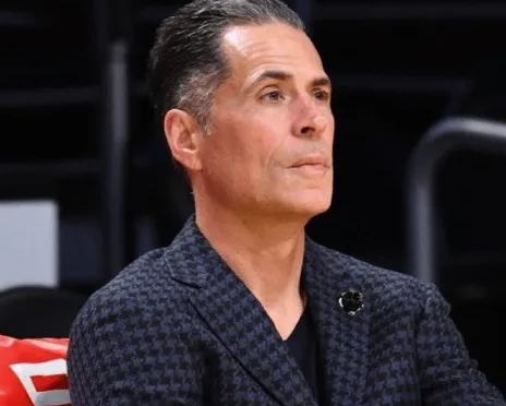 湖人在交易截止目前不太可能为了补强而送出2032年的首轮选秀权。
某记说道：“从