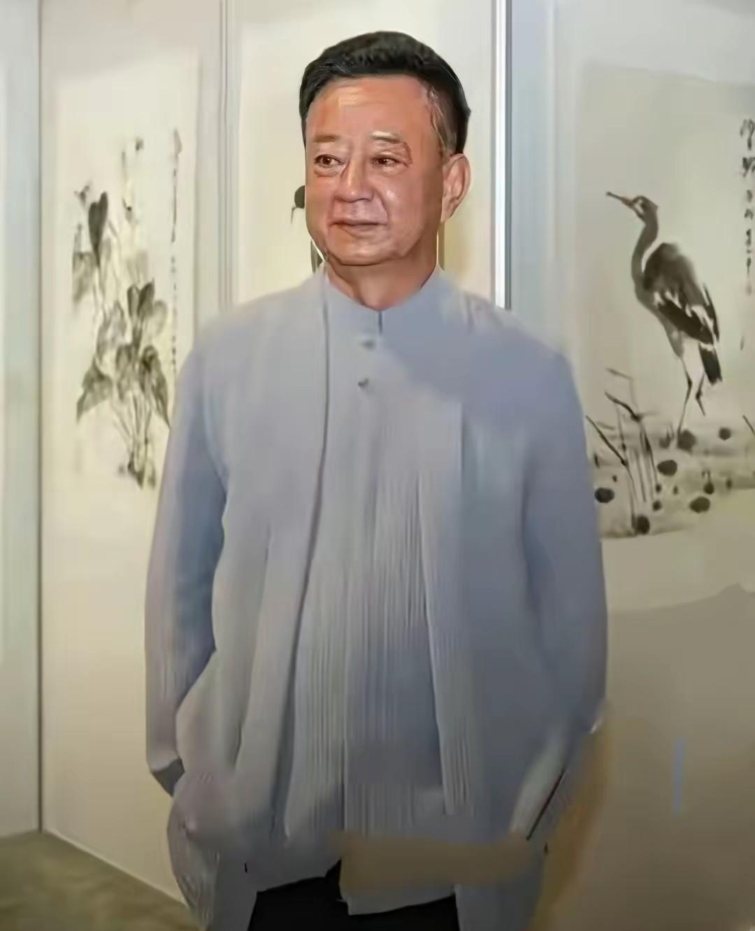 真的没想到，眼前这位就是著名前央视金牌主持人朱军！
这张图片是朱军在澳门现身画展