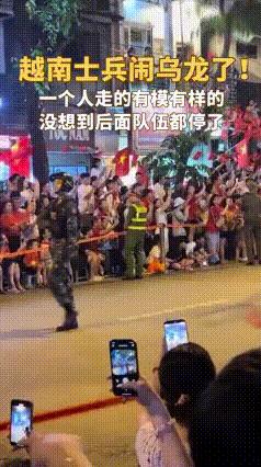 越南阅兵，就像个马戏团……真不是侮辱他们……
这不，领头的士兵，可能是因为两边嘈