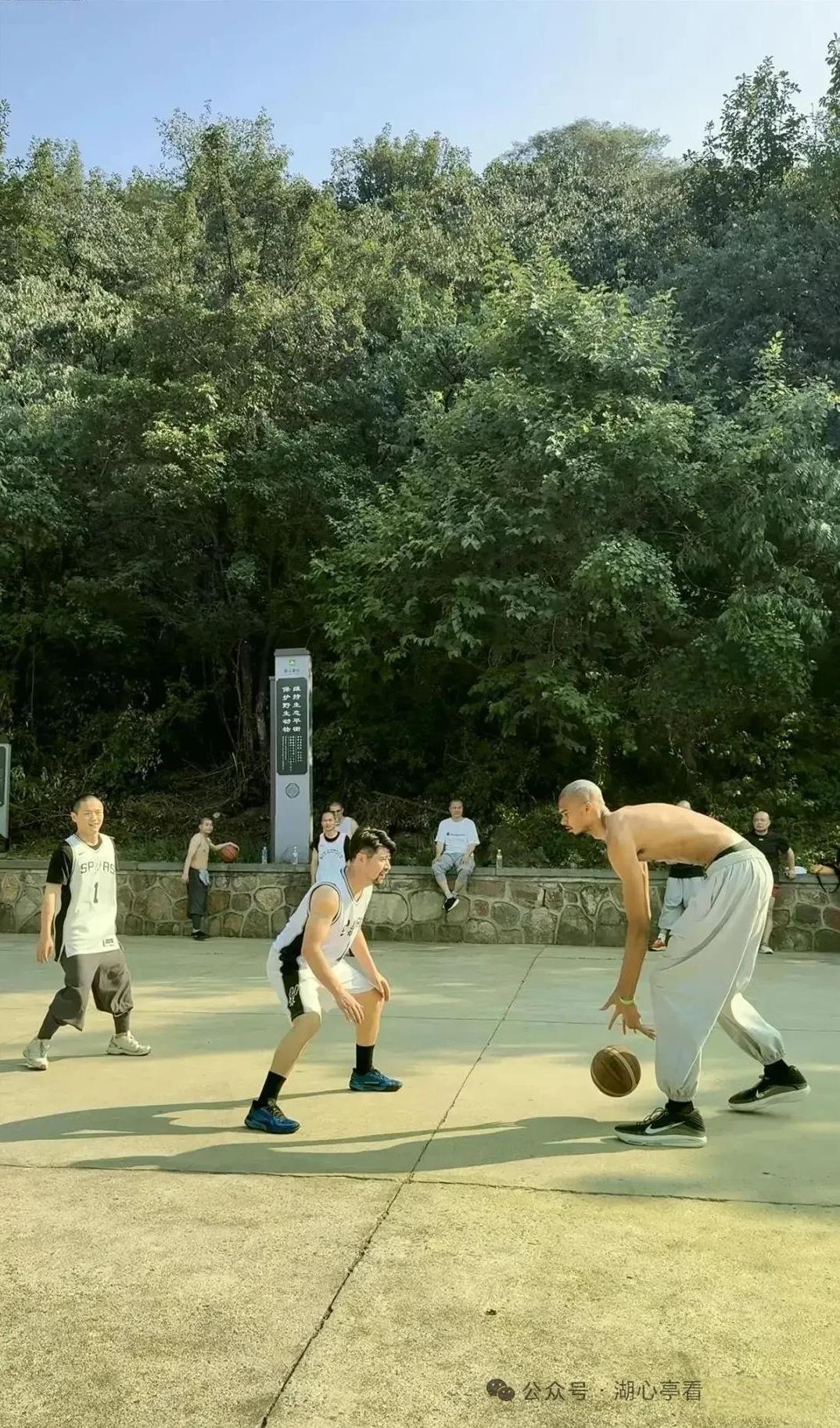 一名NBA球星在嵩山少林寺的闭关修炼。
