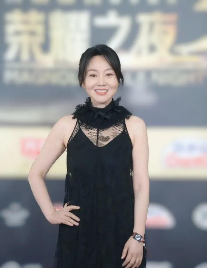闫妮又“微醺”上热搜了！白玉兰提名晚宴红毯上，她一袭黑色蕾丝长裙本想走妩媚风，结