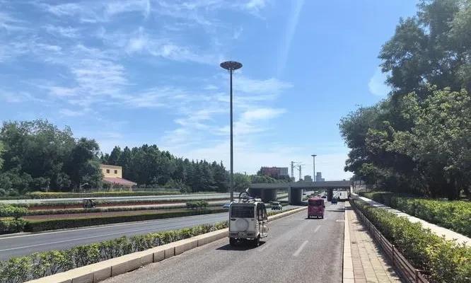 在旅游时发现一种现象，就是一些南方城市的大路或小路的两旁，没有种植树木，而只是在