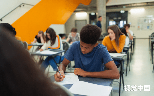⚠️档案照片是妹妹，身份证却是我！当年那封"没收到"的录取通知书，原来早被父母调包给了她