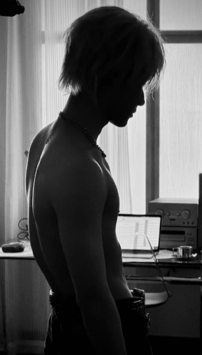 张真源这裸上身照太炸啦!健身后的身材魅力挡不住