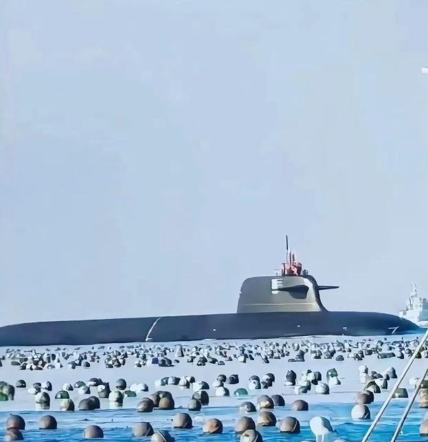 这种093改进型核潜艇看上去还行，它是我国自行设计建造的。
这种新型攻击型核潜艇