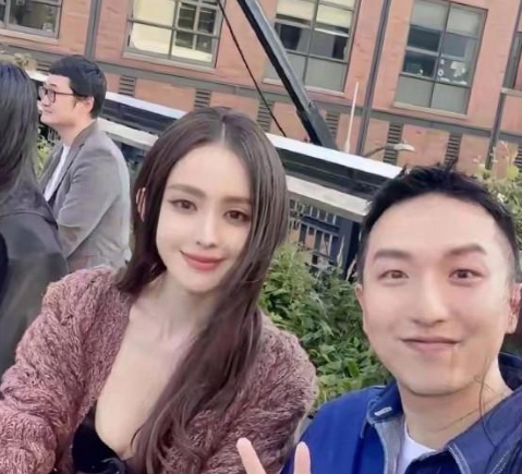 古力娜扎的时尚感自然流露，每次出场都引人注目，简约而不失格调