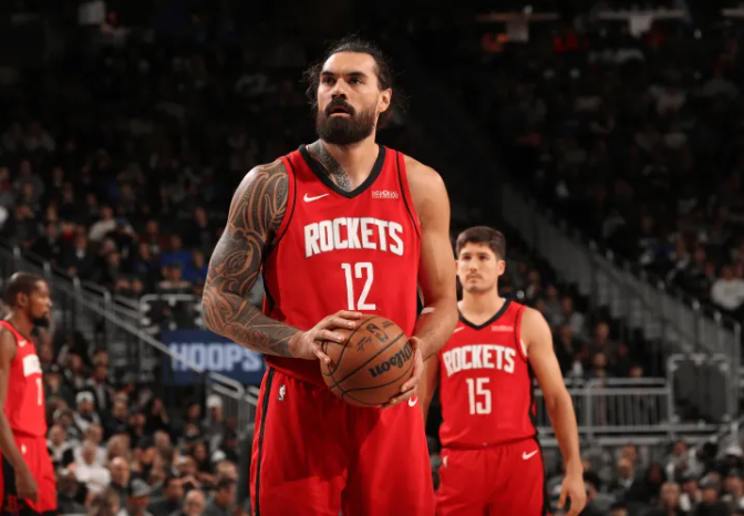 NBA常规赛，火箭120-96战胜篮网。
球队中锋史蒂文-亚当斯因右脚踝扭伤缺席