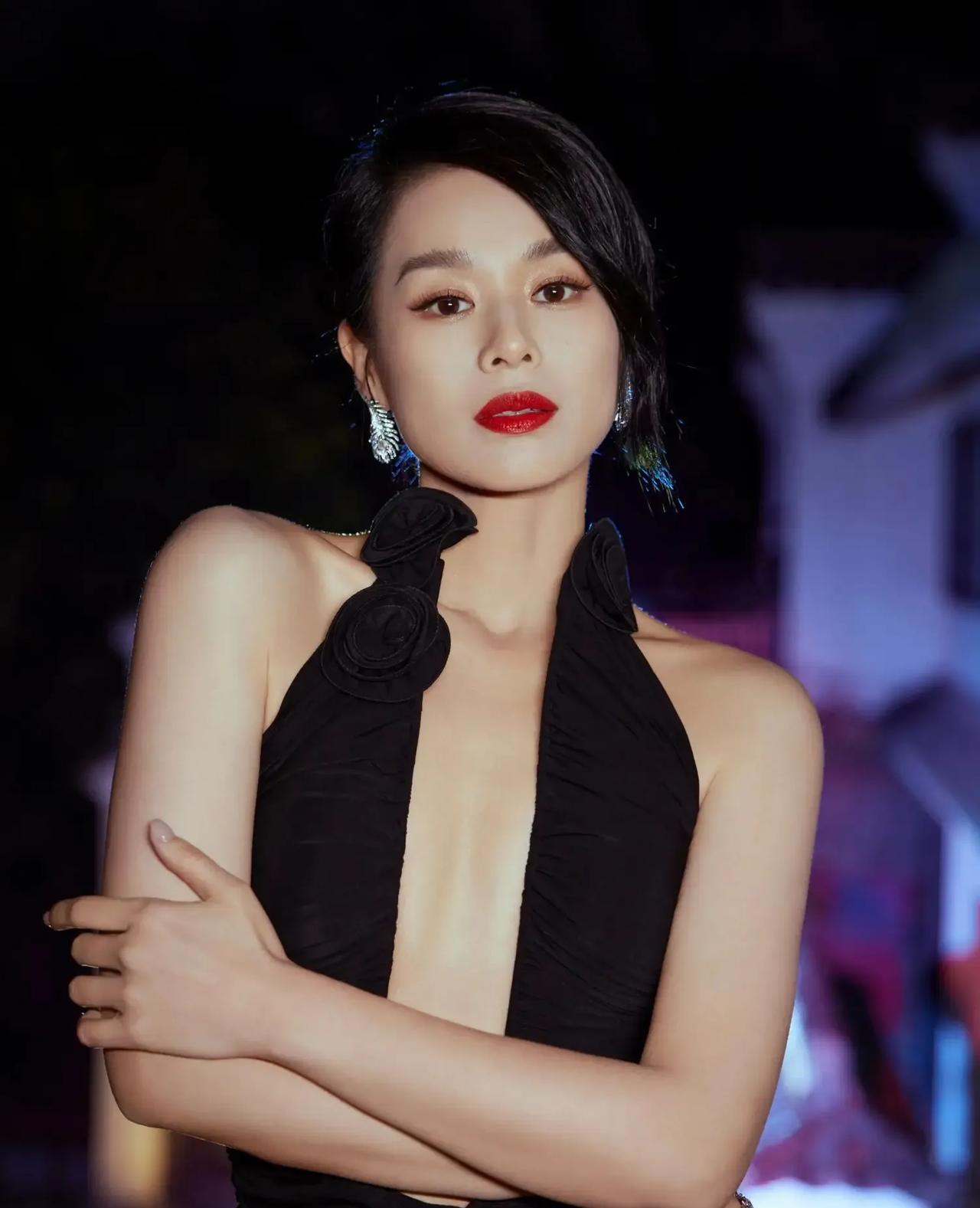 此时此刻胡杏儿一定很后悔
早知道老公今天会变成这样
那么13年前，她可能就会下决
