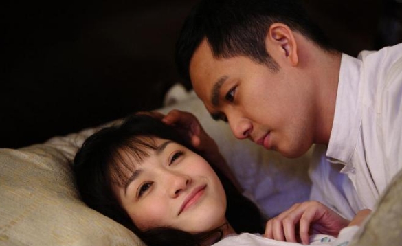2010 年，钟汉良和李小冉一同拍摄吻戏。当时钟汉良挺不好意思地问李小冉：“明天