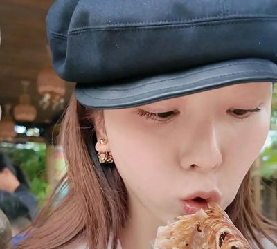 李思思带娃畅游迪士尼，壕气冲天曝光殷实家境
最近啊，前央视的大咖李思思在社交平台