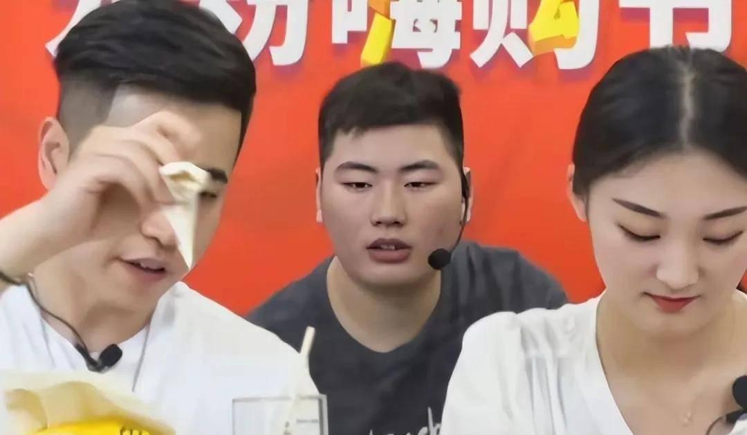 和大衣哥儿子朱小伟分开后，生活断崖式下坠的陈亚男居然还在相亲。2025年6月，陈