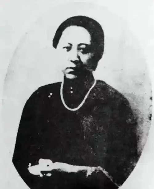 1928年，张作霖被炸得血肉模糊，临死时见的最后一个人是他最爱的五姨太。但是张作