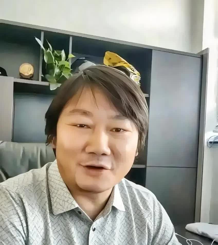 工装男拘留所里最该怕的来了

不是警察训话也不是档案留底

而是这个卖摩