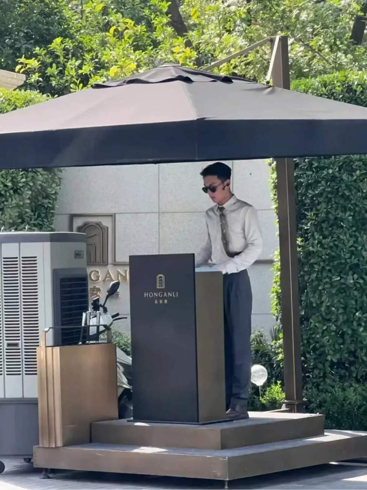 不是我吹！这是我们小区的保安，你信吗？