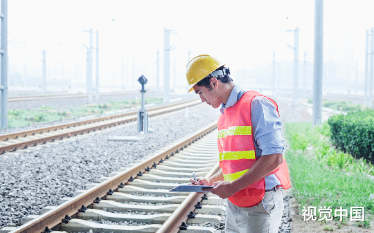 我举报主任旷工反被纪委说寻衅滋事，我打开某音：主任，这场直播800万网友一起看你落马