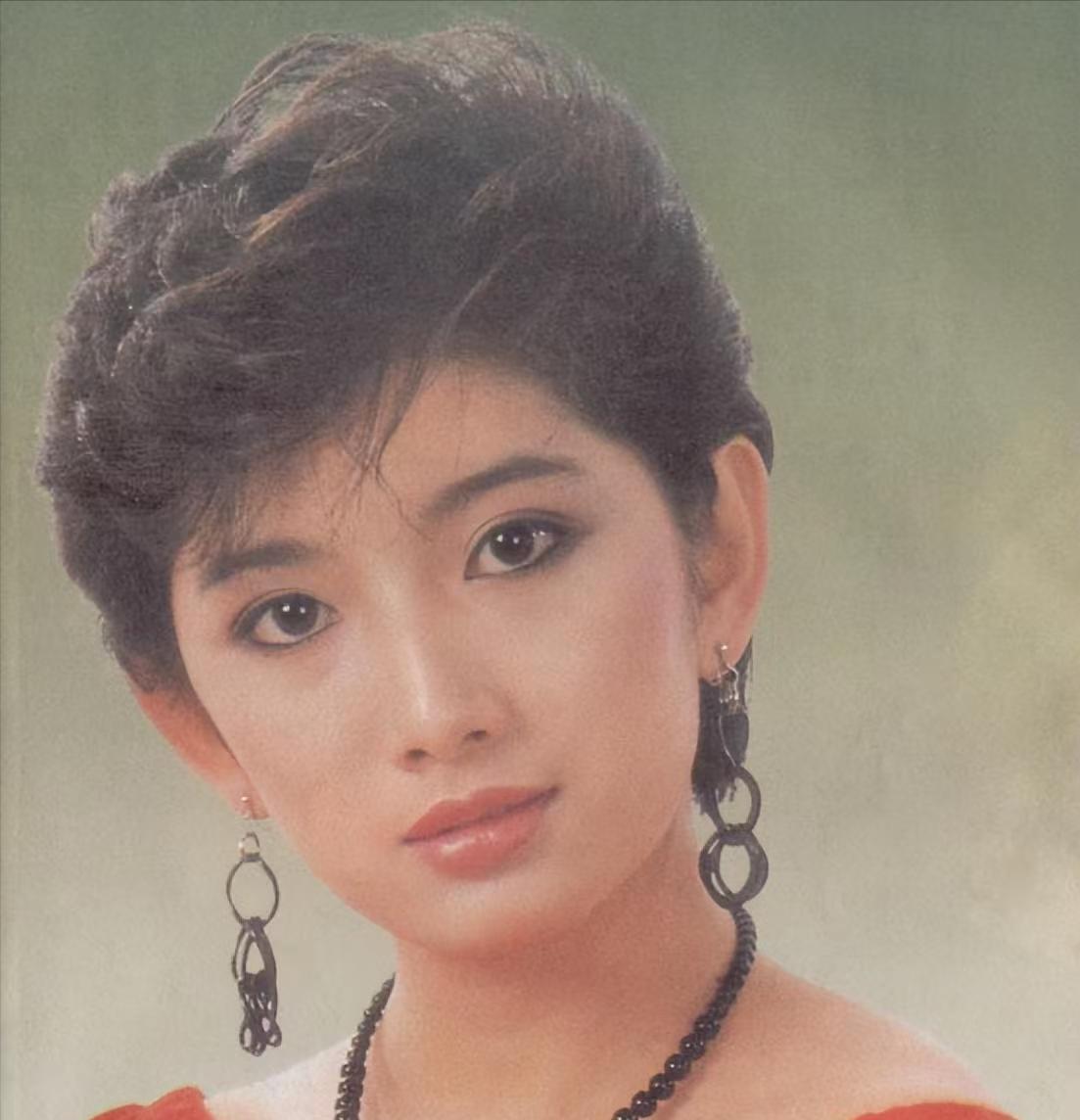1975年，12岁的刘玉璞正在洗澡，醉醺醺地父亲发疯般地踹开门，冲进浴室里，死死