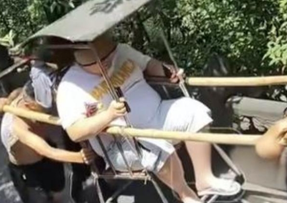 “重量级”游客雇3名轿夫抬轿下山！

近日，武当山一名“重量级”游客下山，1公里