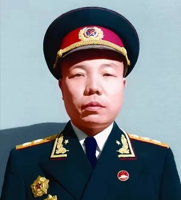 1977年，时任军事科学院第二政委的萧华接到军委的任职命令：担任兰州军区第一政委