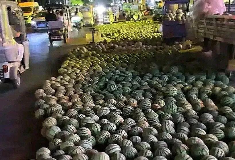 [微风]抢劫已经成为“习俗”？
     7月7日，河南商丘永城开源路，一摊贩将