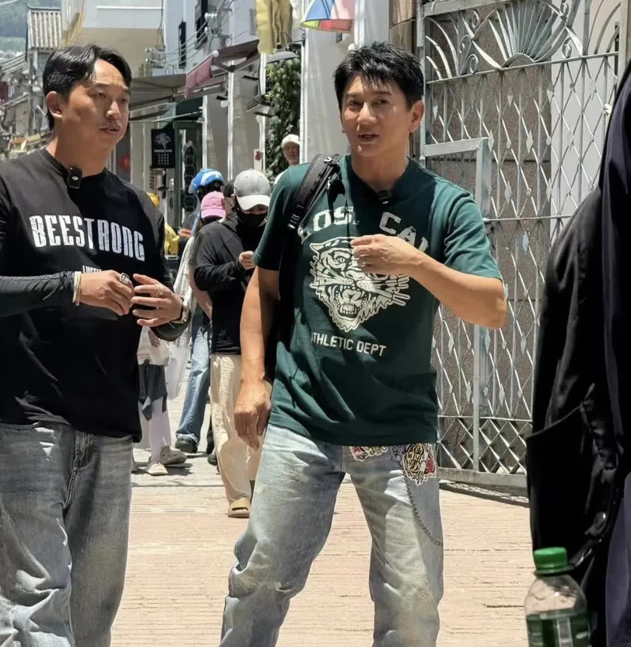 54岁的吴奇隆近日在云南大理录综艺节目，很多粉丝都偶遇了他。
照片看他173的