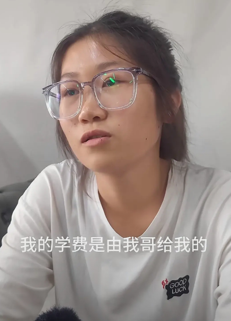 扁担女孩露面接受采访了
这次是新华社
采访中，她透露了一家人的经济来源。

这是