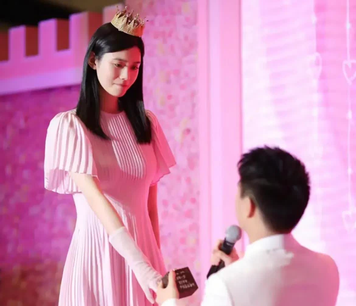 奚梦瑶命好的地方在于怀了男孩儿，赶在赌王去世前生下赌王长孙，四太和何猷君沾到了长