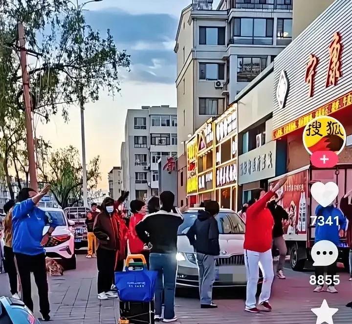 内蒙古赤峰一女子开车出停车位，被跳广场舞大妈阻拦，持续鸣笛无效。



事情发生