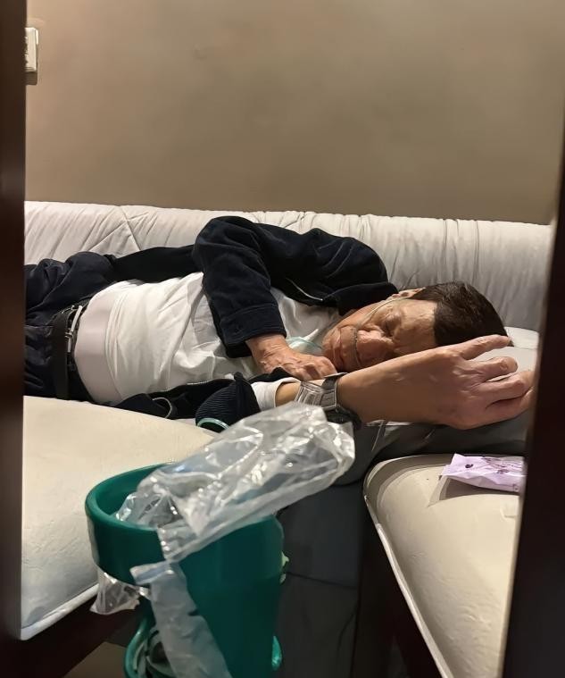 杜特尔特被关押海牙监狱





近80岁的杜特尔特被捕了！昔日总统如今身陷囹圄