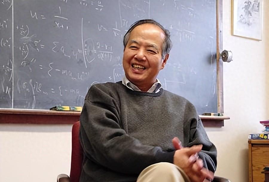 1974年，周总理和李政道的合影，注意看李政道的坐姿，翘着二郎腿