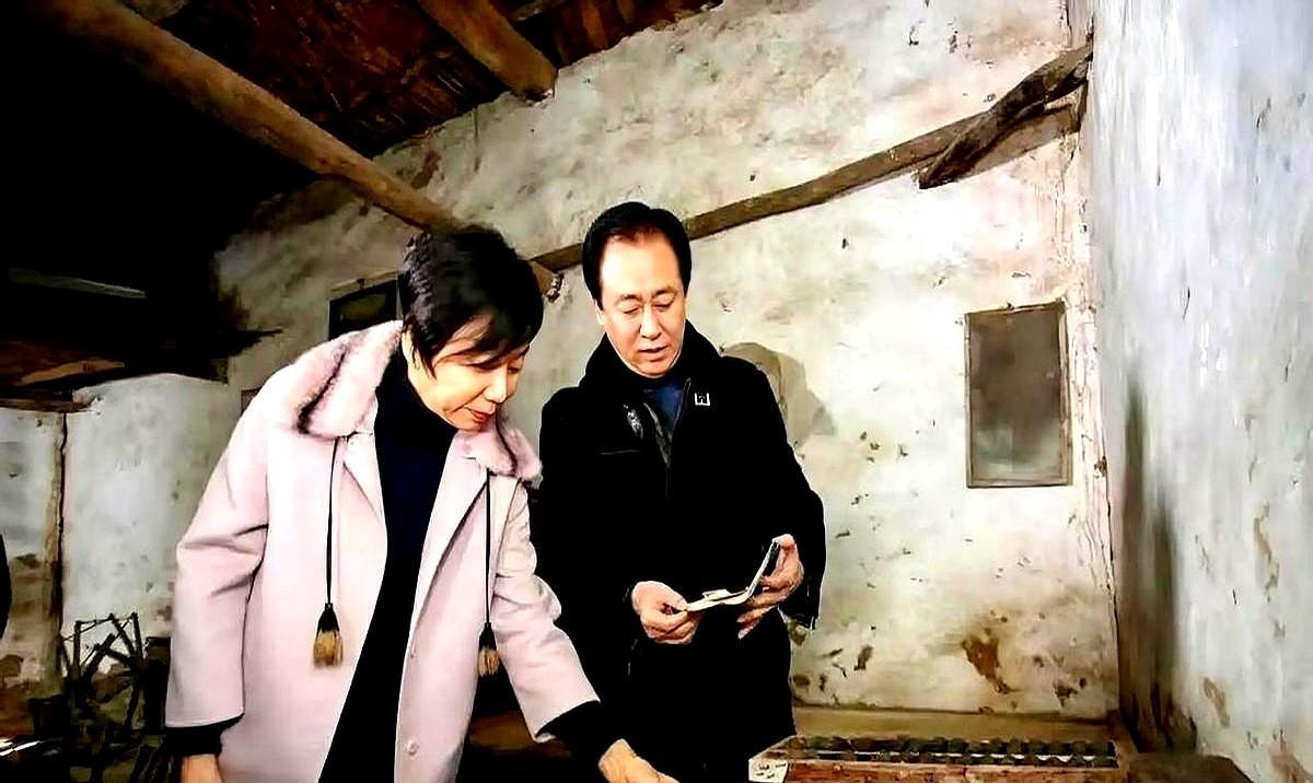 这就叫不是不报时候未到，因果不虚啊。
许家印的前妻在通过“技术离婚”后，获得了恒