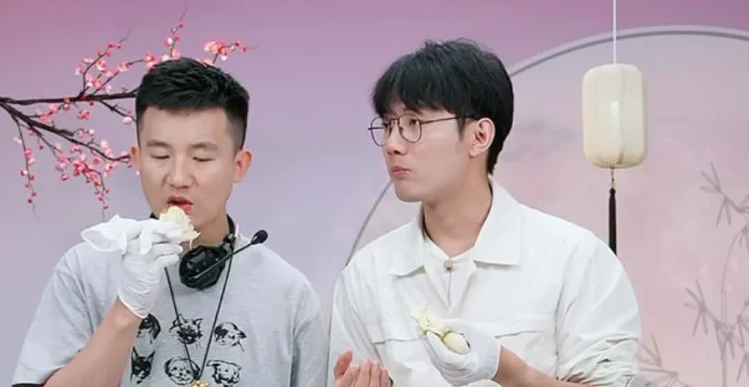 笑晕了😂
鹏鹏说冠军鸭🦆都是成双成对的
由于飞机不让带
鸭子开始了自己