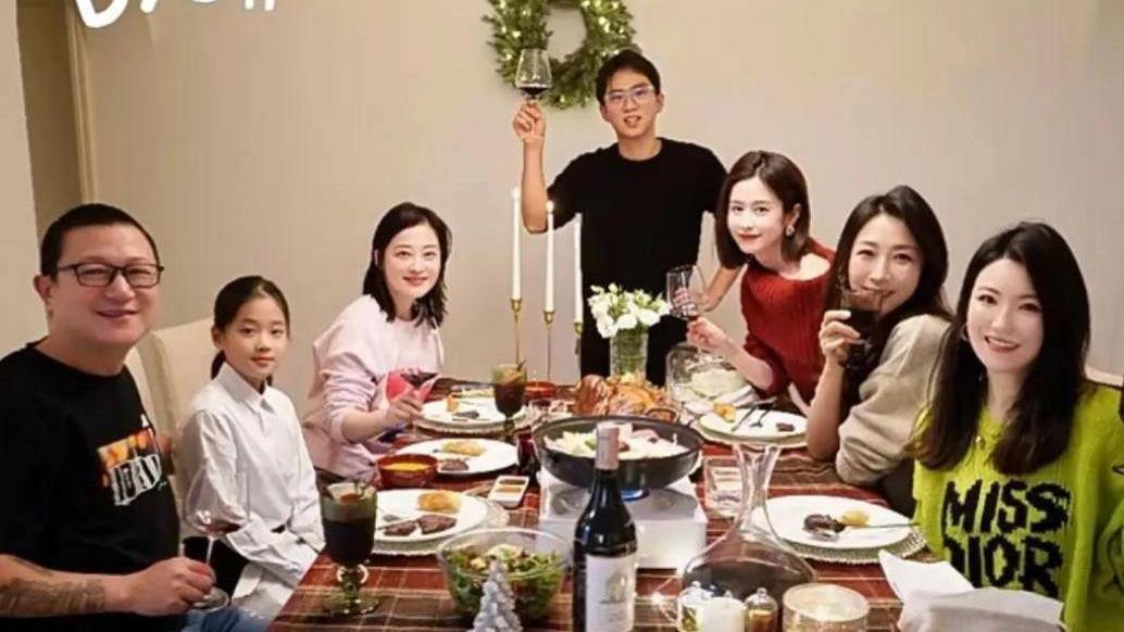 颖儿分享与梅婷家庭聚餐，梅婷女儿气质似父亲，父女坐姿相似。