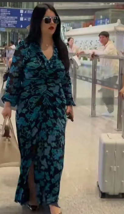 大家发现没有，李湘永远不换发型！

李湘和女儿王诗龄机场秀，母女的气场震撼了在场