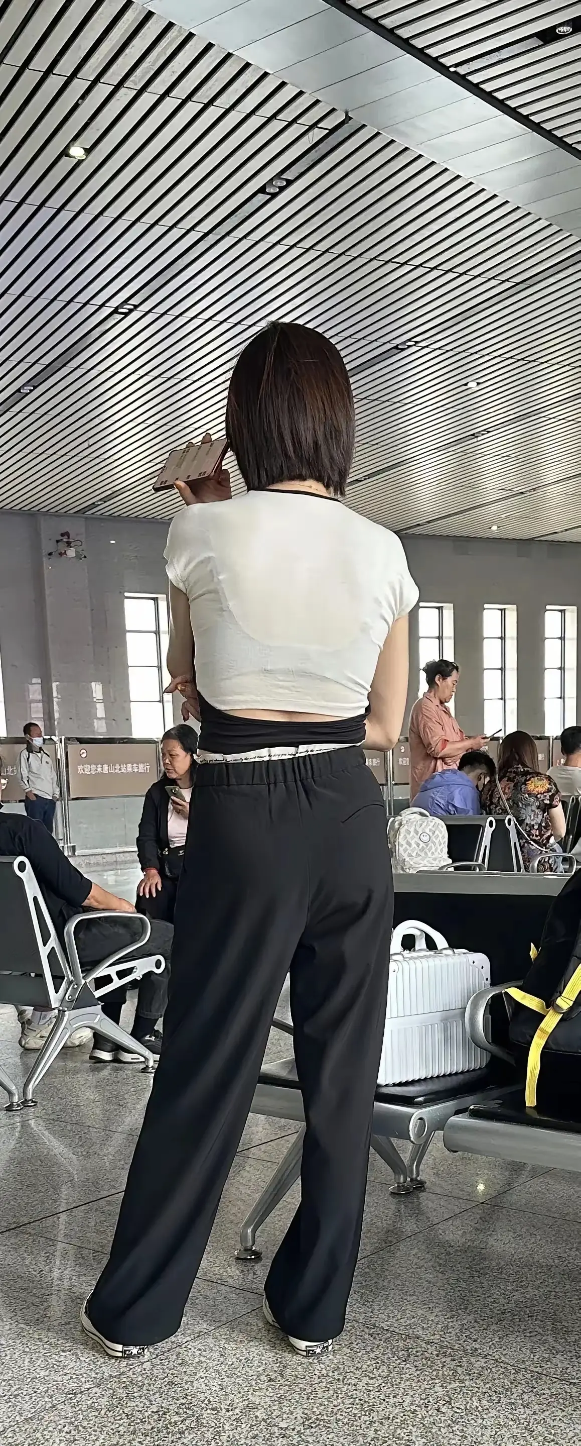 这位少妇哪里怪怪的，不太协调！能找出是什么地方吗？