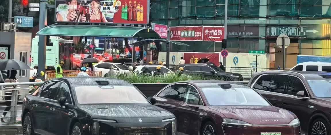 难得一见，尊界S800和享界S9增程版同框。现在这两款车的关系类似奔驰S级和E级
