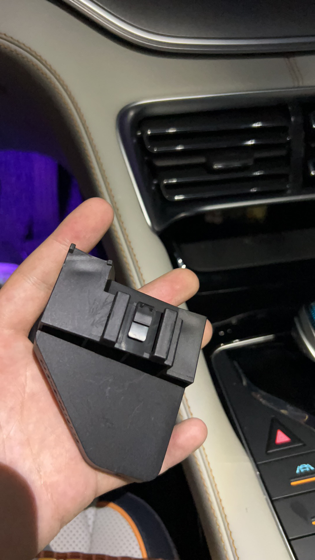 开车中途掉零件怎么办
家人们 开着车呢 爆装备了 从主驾脚底掉下来的 不知道哪儿