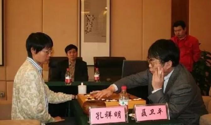1990年，棋圣聂卫平瞒着家中妻子，痴迷于教王刚的妹妹王静下围棋，一不小心，让王